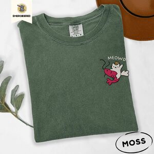 Moss Meowdy White Cat Pink Shrimp Embroidered T-Shirt