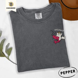 Pepper Meowdy White Cat Pink Shrimp Embroidered T-Shirt