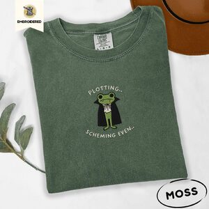 Moss Plotting Scheming Even Vampire Frog Embroidered T-Shirt