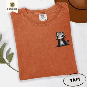 Yam Red Collar Vampire Raccoon Embroidered T-Shirt