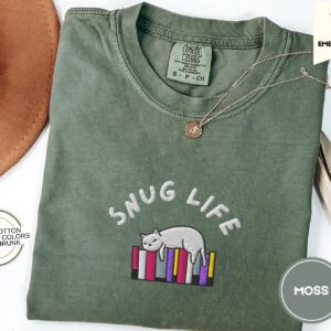 Moss Snug Life Cat and Books Embroidered T-Shirt